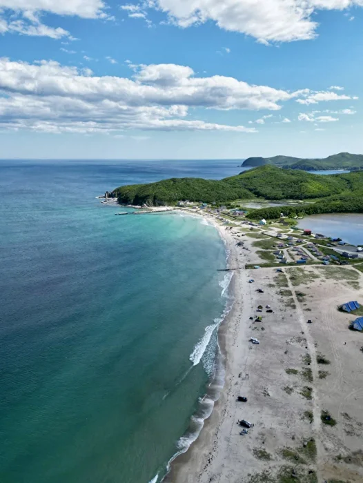 Пляжный отдых в бухте Триозёрье