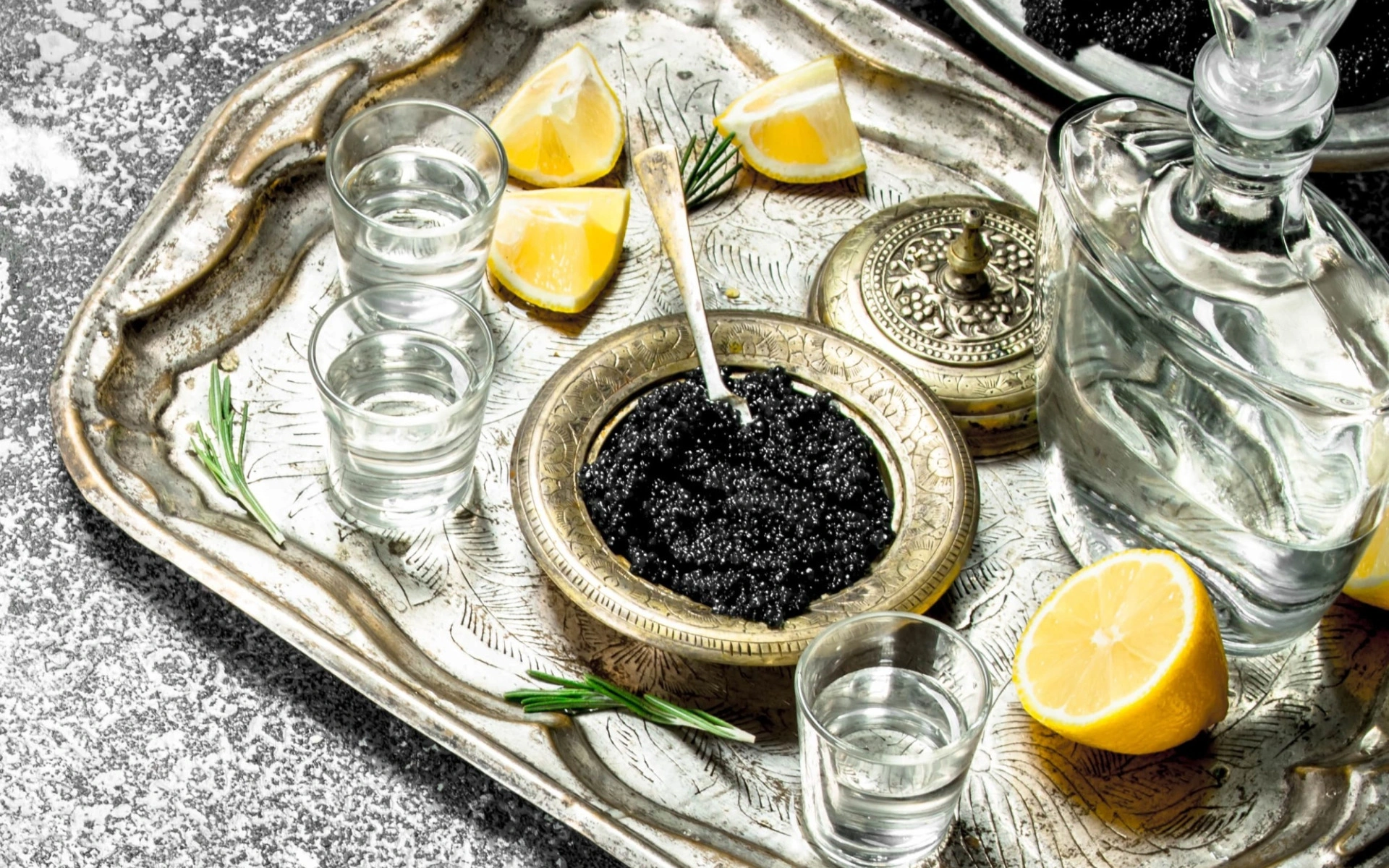 Икра и водки